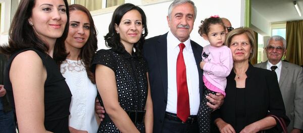 Oyunu kullanan Mustafa Akıncı, ailesiyle birlikte - Sputnik Türkiye