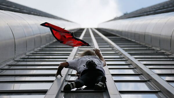 Alain Robert, Montparnasse Kulesi'ne tırmandı - Sputnik Türkiye