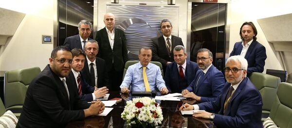 Cumhurbaşkanı Recep Tayyip Erdoğan, Kuveyt ziyareti dönüşü uçakta gazetecilerle sohbet etti. - Sputnik Türkiye
