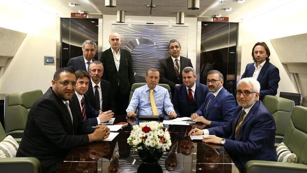 Cumhurbaşkanı Recep Tayyip Erdoğan, Kuveyt ziyareti dönüşü uçakta gazetecilerle sohbet etti. - Sputnik Türkiye
