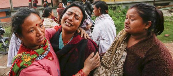 Nepal depreminde yakınlarını kaybedenler cenaze törenleri düzenliyor. Nepal depreminde yakınlarını kaybedenler cenaze törenleri düzenliyor. - Sputnik Türkiye