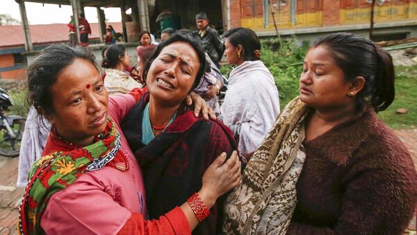 Nepal depreminde yakınlarını kaybedenler cenaze törenleri düzenliyor. - Sputnik Türkiye