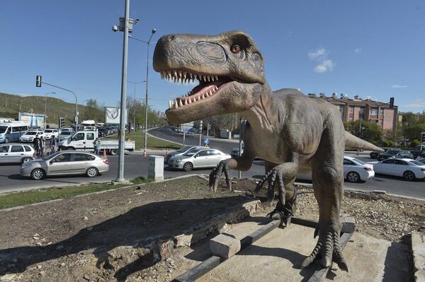 Atatürk Orman Çiftliği kavşağına T-Rex heykeli yerleştirdi. Atatürk Orman Çiftliği kavşağına T-Rex heykeli yerleştirdi. - Sputnik Türkiye
