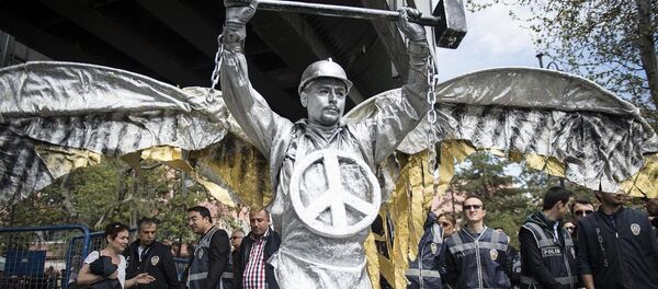 Ankara'daki 1 Mayıs kutlamalarında Tren Garı önünde toplanan gruplar, Sıhhiye Meydanı'na yürüdü. - Sputnik Türkiye