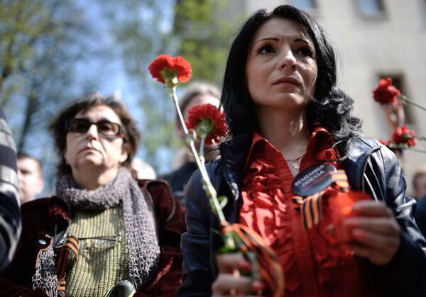 Moskova'daki Ukrayna elçiliğinin önüne de katliamda ölenler için kırmızı karanfiller bırakıldı. Ayrıca hayatını kaybedenler Donetsk ve Lugansk Halk Cumhuriyetleri'nin yanı sıra Avustralya, Polonya, İrlanda, İsviçre ve Fas'ta da anıldı.  - Sputnik Türkiye