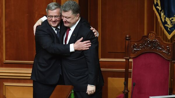 Polonya Devlet Başkanı Bronislav Komorowski, nisan başında Ukrayna parlamentosu oturumuna katılıp Devlet Başkanı Pyotr Poroşenko ile görüştü. - Sputnik Türkiye