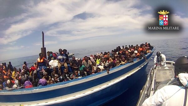 Akdeniz’de İtalya ile Libya arasında kalan bölgede İtalyan güvenlik güçleri son iki günde 6 bine yakın kaçak göçmeni kurtardı. - Sputnik Türkiye