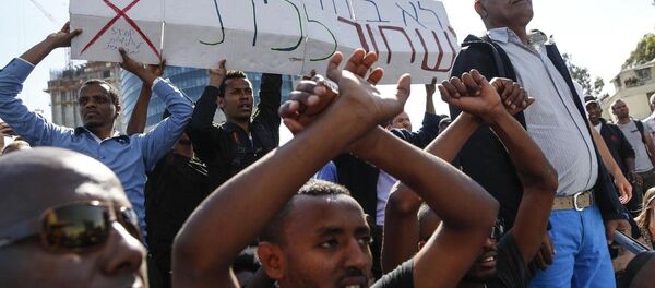 İsrail'deki Etiyopya asıllı Yahudiler, Tel Aviv’deki Azrieli Kulesi önündeki eylemlerinde 'Siyah değil, beyaz değil, hepimiz insanız' ve 'Irkçılığa ve ayrımcılığa hayır' ve 'Artık söz değil eylem istiyoruz' sloganları attı. - Sputnik Türkiye