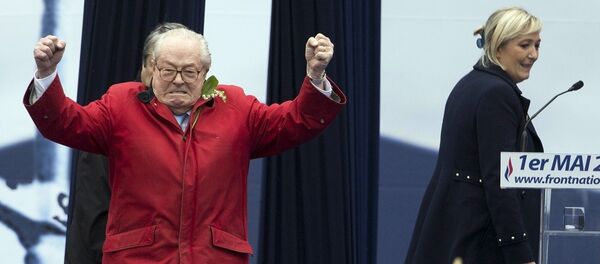 Fransa'da aşırı sağcı Ulusal Cephe’nin (FN) Onursal Başkanı Jean-Marie Le Pen- kızı Marine Le Pen - Sputnik Türkiye
