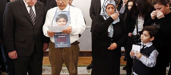 Almanya Cumhurbaşkanı Gauck’un, Şubat 2013’te NSU tarafından öldürülenlerin yakınlarını Cumhurbaşkanlığı Sarayı'nda kabul ettiği görüşmeye, 8 Türk kurbanın sonuncusu olan Halit Yozgat'ın ailesi de katılmıştı. Baba İsmail Yozgat, Gauck'un huzuruna oğlu Halit’in fotoğrafını boynuna asarak çıkmıştı. - Sputnik Türkiye
