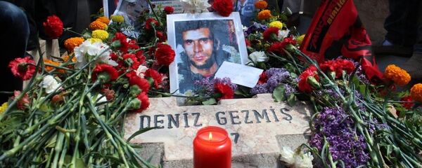 Ankara'da çeşitli siyasi parti ve sivil toplum örgütleri Deniz Gezmiş ve arkadaşlarını, idam edilmelerinin 43. yılında mezarı başında andı. - Sputnik Türkiye