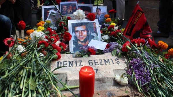 Ankara'da çeşitli siyasi parti ve sivil toplum örgütleri Deniz Gezmiş ve arkadaşlarını, idam edilmelerinin 43. yılında mezarı başında andı. - Sputnik Türkiye