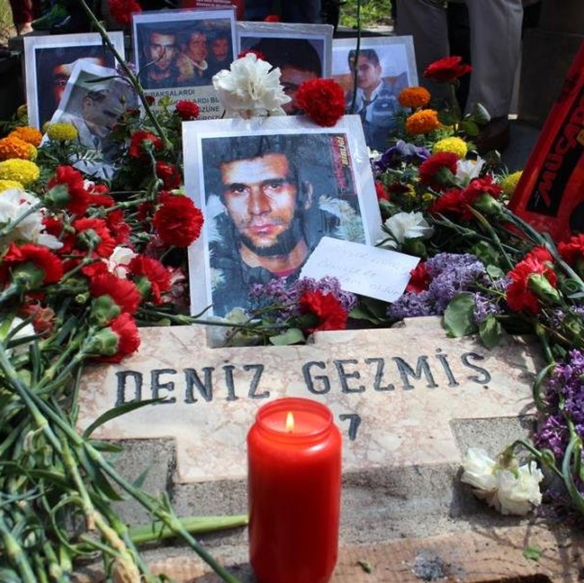 Deniz Gezmi in Foto raf n eken Ve Mahir ayan a Kaza n Veren Ergin 
