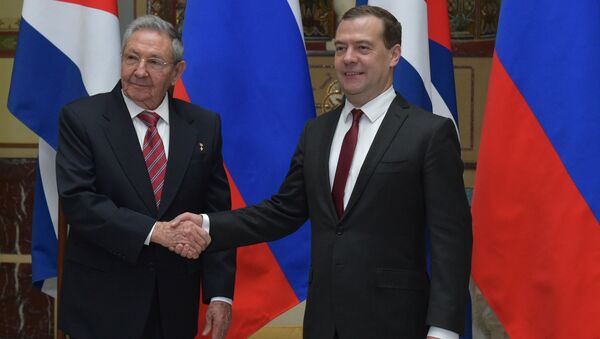 Rusya Başbakanı Dmitriy Medvedev ve Küba Devlet Başkanı Raul Castro - Sputnik Türkiye