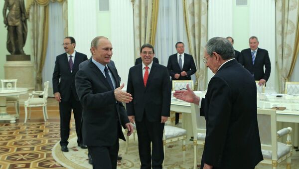Rusya Devlet Başkanı Vladimir Putin ve Küba Devlet Başkanı Raul Castro - Sputnik Türkiye