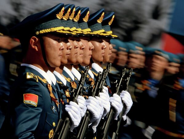 Çin Halk Kurtuluş Ordusu'na bağlı askerler - Sputnik Türkiye