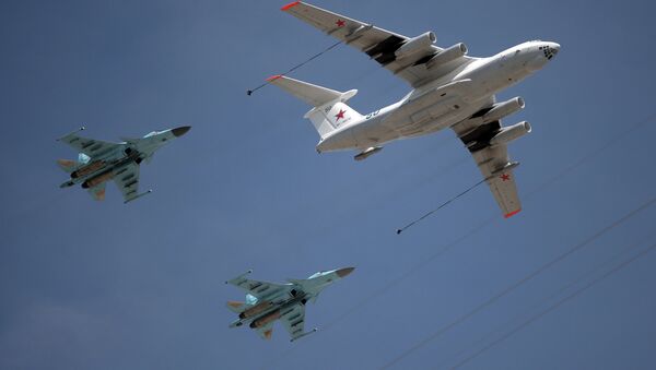 İl-78 tipi yakıt ikmal uçağı ve MiG-31 tipi avcı savaş uçağı - Sputnik Türkiye