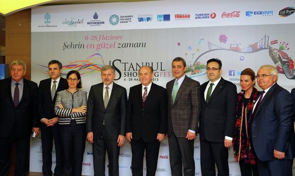 İstanbul Shopping Fest’in tanıtım toplantısına İstanbul Büyükşehir Belediye Başkanı Kadir Topbaş ve İTO Başkanı İbrahim Çağlar yanı sıra çok sayıda davetli katıldı.  - Sputnik Türkiye