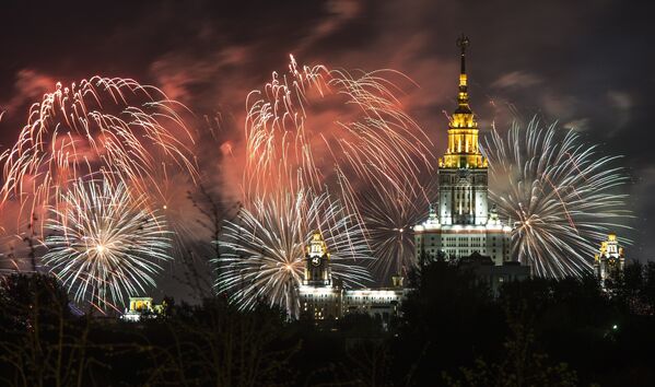 Onbinlerin izlediği konser, Moskova semalarını aydınlatan büyüleyici havai fişek gösterisiyle renklendi. - Sputnik Türkiye