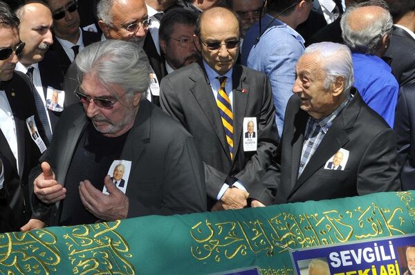 Cenazeye Alasya'nın sinema ve tiyatro çevresinden arkadaşları katıldı. Sanatçı Erdal Özyağcılar (solda) ve Halit Kıvanç cenazeye katılanlar arasında yer aldı. - Sputnik Türkiye