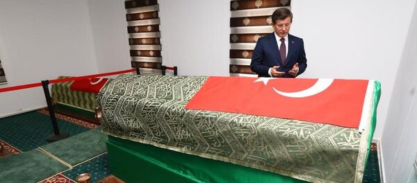 Ahmet Davutoğlu Süleyman Şah Türbesi'nde Ahmet Davutoğlu Süleyman Şah Türbesi'nde - Sputnik Türkiye