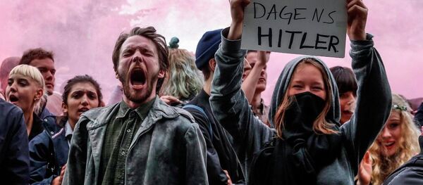 İsveç'te göçmen ve İslam karşıtı politikalarıyla tanınan 'İsveçliler Partisi' - Sputnik Türkiye