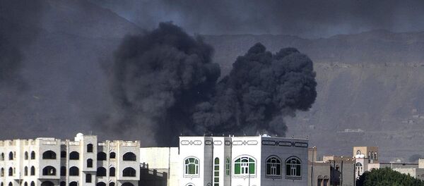 Yemen'de Suudi Arabistan önderliğindeki koalisyon güçlerine ait savaş uçakları, Husi Ensarullah Hareketi'ne yönelik devam eden operasyonlar kapsamında başkent Sana'daki noktaları bombaladı. - Sputnik Türkiye