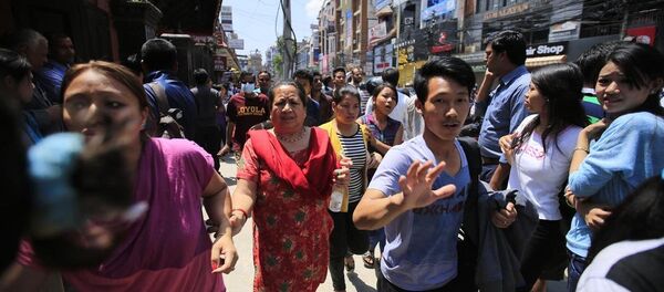 Nepal'de meydana gelen çok şiddetli depremin ardından başkent Katmandu'da halk sokaklara döküldü. - Sputnik Türkiye