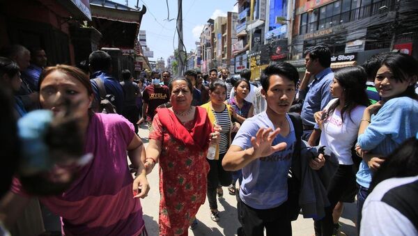 Nepal'de meydana gelen çok şiddetli depremin ardından başkent Katmandu'da halk sokaklara döküldü. - Sputnik Türkiye