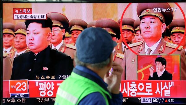 Güney Kore İstihbarat Servisi, Kuzey Kore Savunma Bakanı Hyon Yong Chol'un, ülkenin genç lideri Kim Jong Un'un da katıldığı bir toplantı sırasında ‘uyuyakaldığı' için geçen ay idam edildiğini öne sürdü. - Sputnik Türkiye