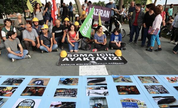 Soma'daki maden faciasında hayatını kaybeden 301 işçi anıldı. - Sputnik Türkiye