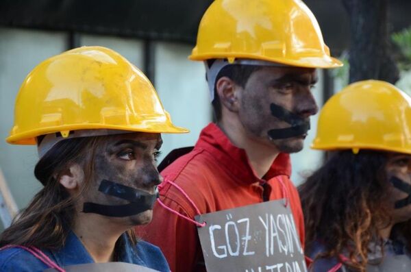 Üzerlerinde madenci kıyafeti bulunan öğrenciler, yüzlerine kömür sürüp, ağızlarını siyah bantla kapattı.  - Sputnik Türkiye