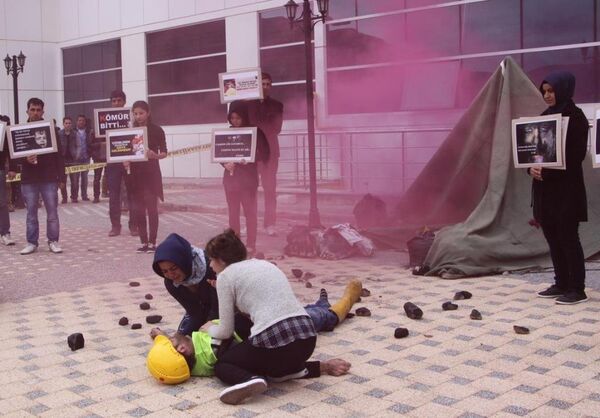 Anma kapsamında sergilenen tiyatro oyunu izleyicileri duygulandırdı.  - Sputnik Türkiye