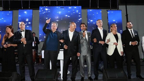Dışişleri Bakanı Mevlüt Çavuşoğlu, Yunanistanlı mevkidaşı Nikos Kocias ile kol kola ‘We are the world’ şarkısını söyledi. - Sputnik Türkiye