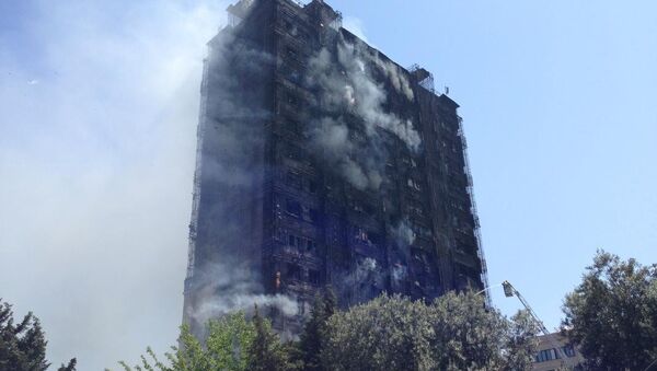 Azerbaycan'ın başkenti Bakü'de 16 katlı binada yangın çıktı. - Sputnik Türkiye
