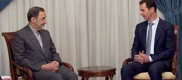 İran'ın dini lideri Ayetullah Ali Hamaney'in Başdanışmanı Ali Ekber Velayeti ve Suriye Devlet Başkanı Beşar Esad - Sputnik Türkiye
