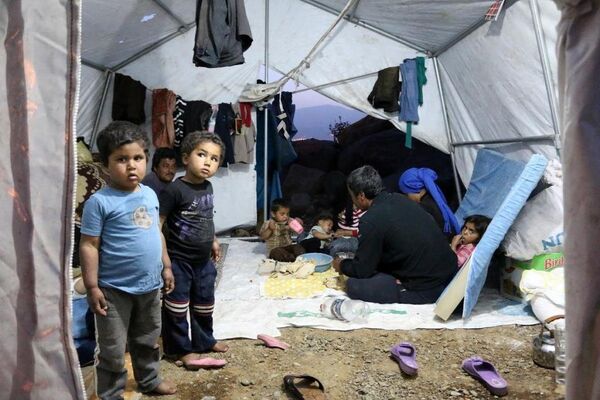 Suriyeliler, hayırseverler tarafından kurulan çadırlarda yaşam mücadelesi veriyor. - Sputnik Türkiye