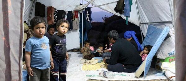 Suriyeliler, hayırseverler tarafından kurulan çadırlarda yaşam mücadelesi veriyor. - Sputnik Türkiye