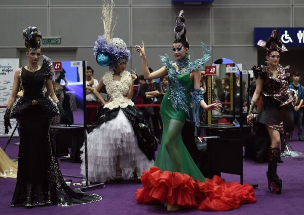 Kuala Lumpur'daki Güzellik Uzmanları Yarışması'na katılan mankenler - Sputnik Türkiye