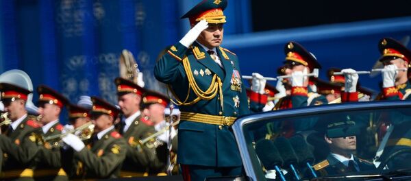 Rusya Savunma Bakanı Sergey Şoygu Sovyet Ordusu'nun İkinci Dünya Savaşı'nda Nazi Almanyası'na karşşı kazandığı zaferin 70. yıldönümü münasebetiyle düzenlenen askeri geçit törenine katılıyor - Sputnik Türkiye