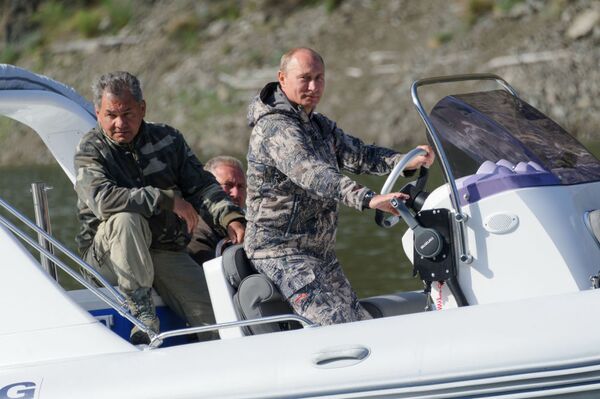 21 Temmuz 2013. Rusya Savunma Bakanı Sergey Şoygu ve Rusya Devlet Başkanı Vladimir Putin, Sayano Şuşenskiy Devlet Tabiat Parkı'nı ziyaret ediyor - Sputnik Türkiye