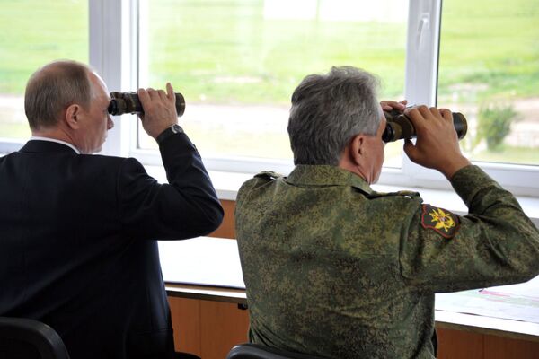 Rusya Devlet Başkanı Vladimir Putin ve Savunma Bakanı Sergey Şoygu, Zabaykalye bölgesindeki poligonda yapılan askeri tatbikatı izliyor - Sputnik Türkiye