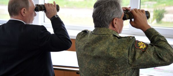 Rusya Devlet Başkanı Vladimir Putin ve Savunma Bakanı Sergey Şoygu Zabaykalye bölgesindeki poligonda yaplan askeri tatbikatı izliyor - Sputnik Türkiye