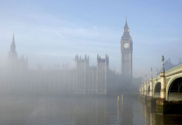 Sis, Londra’daki parlamento binasını sardı. - Sputnik Türkiye