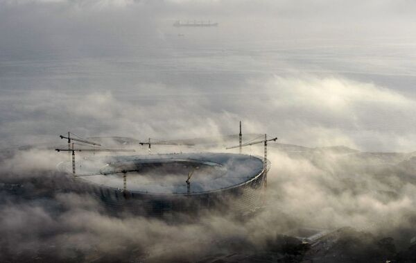 2010 FIFA Dünya Kupası  için Cape Town’da inşa edilen Green Point stadyumu sabah sislerinin içinde. - Sputnik Türkiye