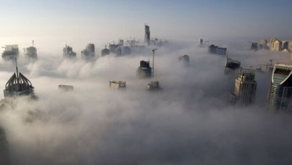 Dubai’deki gökdelenler sis içinde. - Sputnik Türkiye
