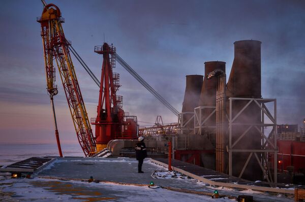 Helikopter sahasından  çekilen deniz tabanlı petrol arama platformunun tankerine petrol yükleyen cihazın görüntüsü. - Sputnik Türkiye