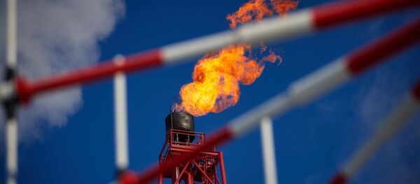 Prirazlomnaya petrol arama platformunun gaz meşalesi. - Sputnik Türkiye