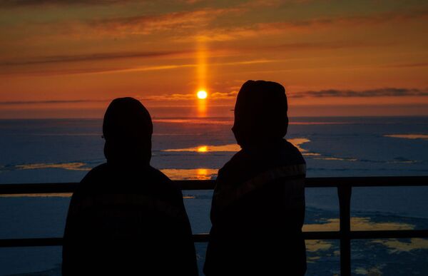Prirazlomnaya  deniz tabanlı petrol arama platformundan Barents denizi gün batımı manzarası. - Sputnik Türkiye