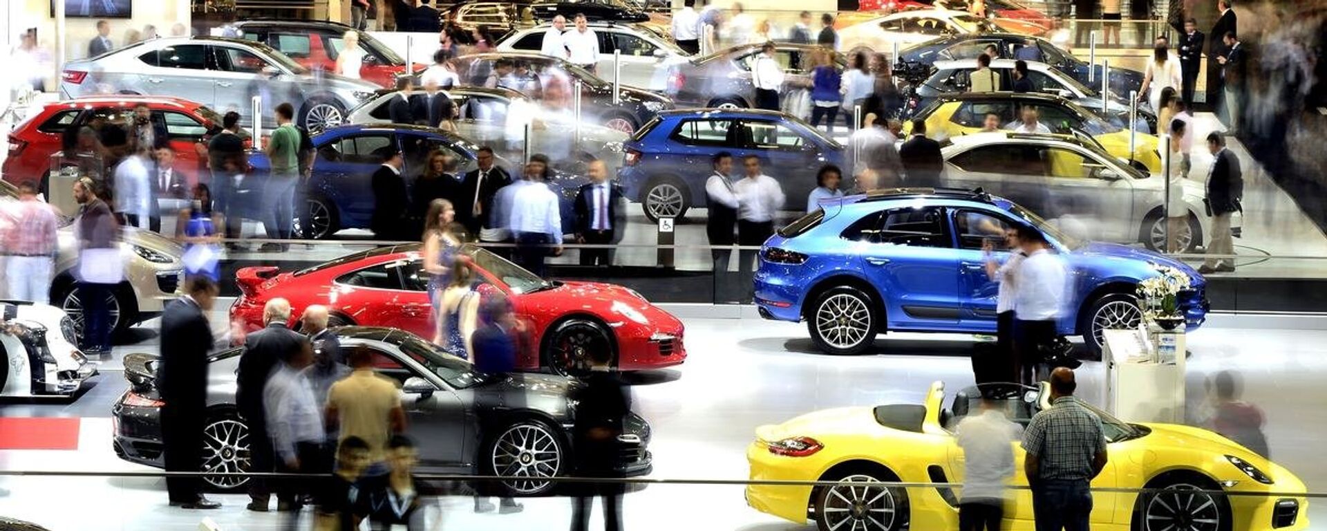 Çok sayıda markanın görücüye çıktığı Auto Show 2015, kapılarını otomobil tutkunlarına açtı. - Sputnik Türkiye, 1920, 06.07.2024